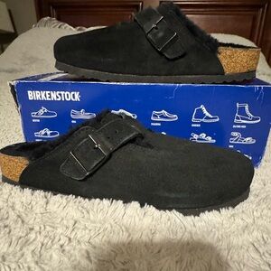 Size EU 40 women’s Boston with shearling lining. Black and brand new